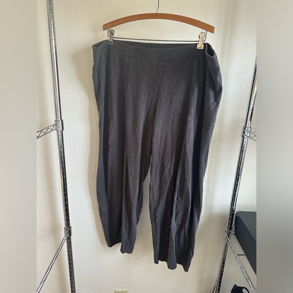 EILEEN FISHER CHARCOAL GRAY WIDE LEG CAPRIS.